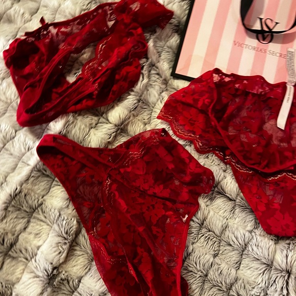 VICTORIA’S SECRET RED PANTIES SIZE XL SET OF 3!! BEAUTIFUL RED & GOLD - Picture 8 of 9